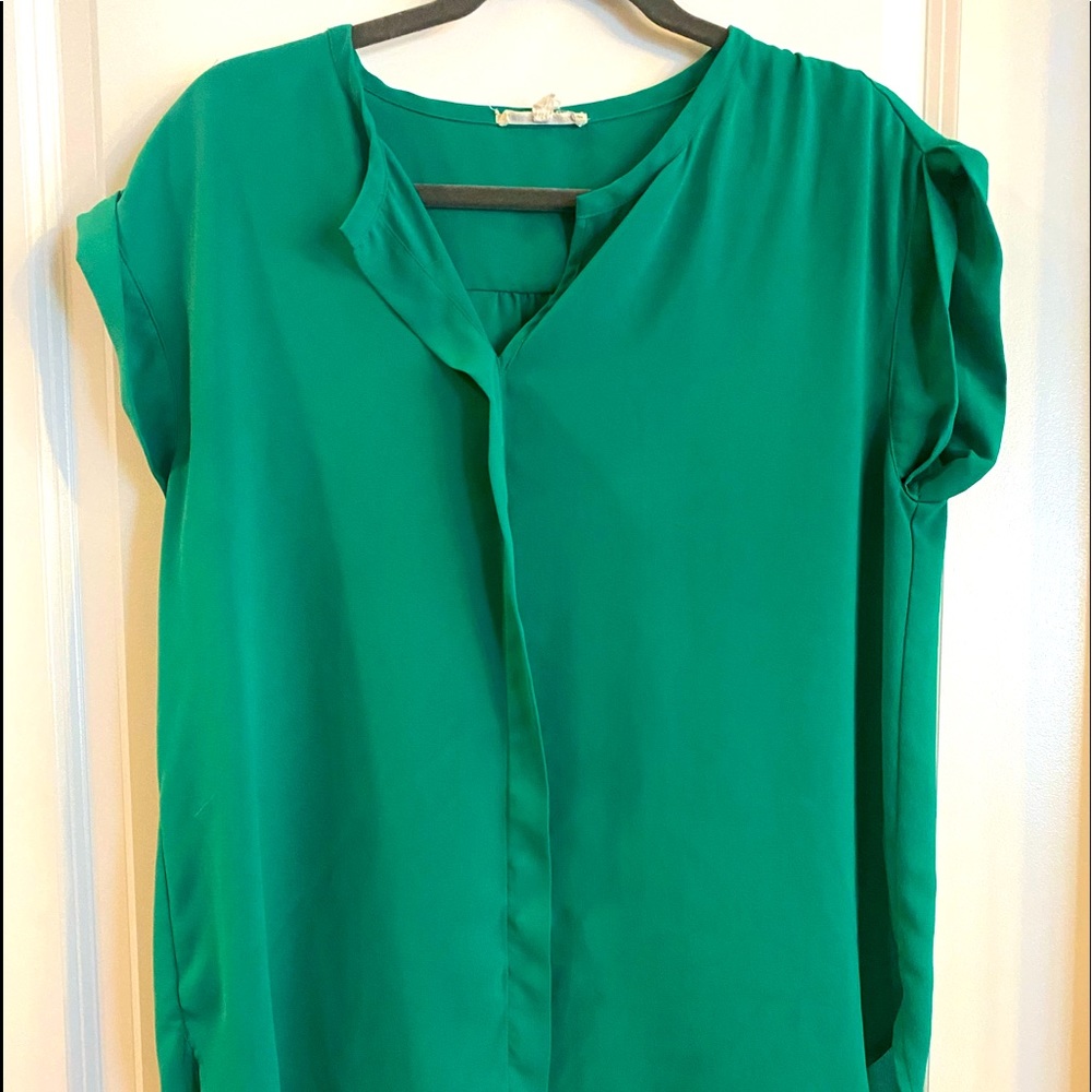 Women’s green top. Flattering shirt sleeved loose top. Large